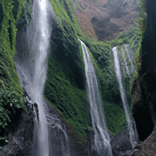 Eksplorasi Wisata Air Terjun Madakaripura: Petualangan di Balik Keindahan Alam